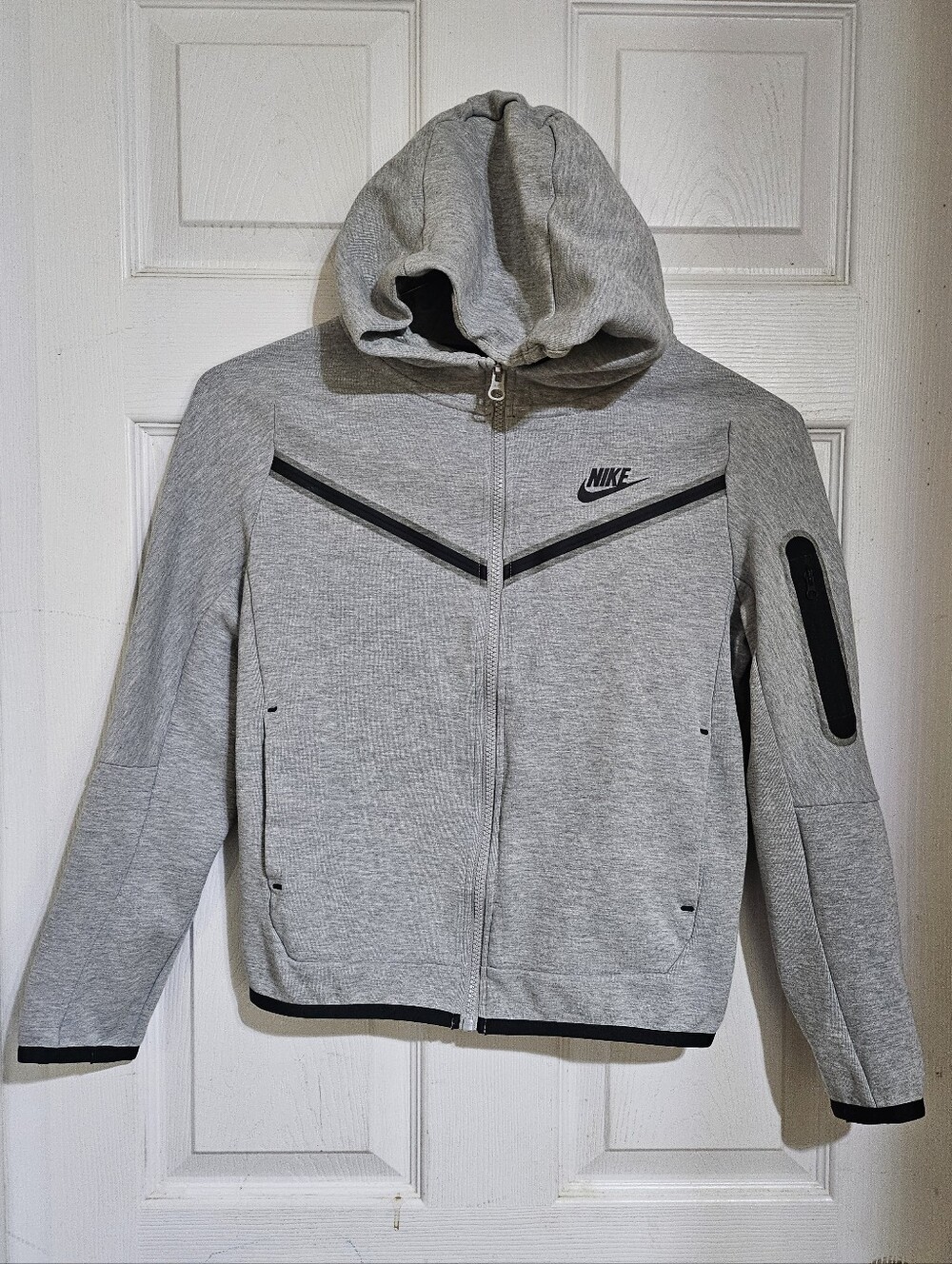 NIKE TECH FLEECE FULL-ZIP HOODIE YOUTH BOYS STANDARD FIT SIZE M GREY